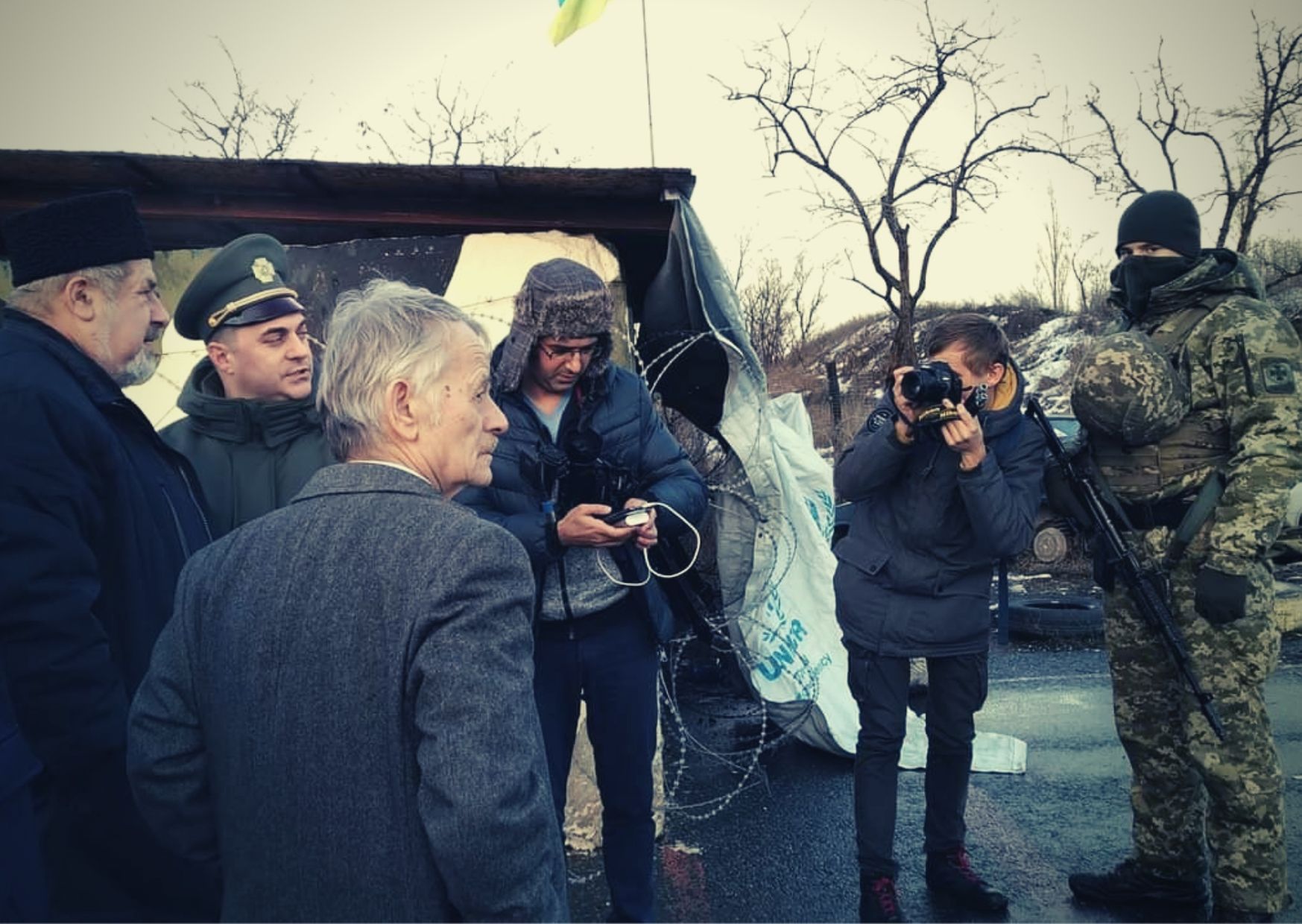 Мустафа Джемилев во время визита на КПВВ "Чонгар". Фото: Михаил Батрак, INжир